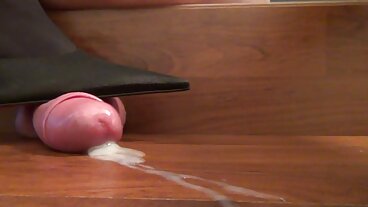 Две MILFs с огромни цици analni klipove чукат късметлия