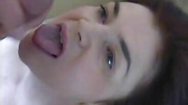 Доведеният баща eroti4ni klipove не харесва Gals Skinny Dippin'!