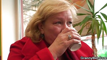 Спермата безплатни секс клипове на MYLF е размазана навсякъде за Великден XXX