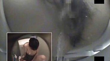 Възбудената клипове за секс MILF Lisa Ann получава масаж на задника от голям член