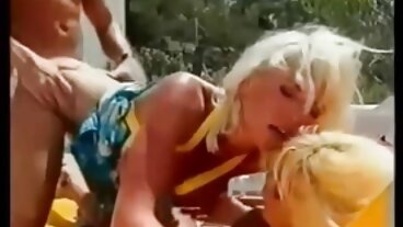 Покорна блондинка прецакана от секс клипове онлайн две черни петли