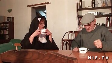 Извратената доведена сестра съблазнява доведения си брат и му прецаква ххх клипове мозъка